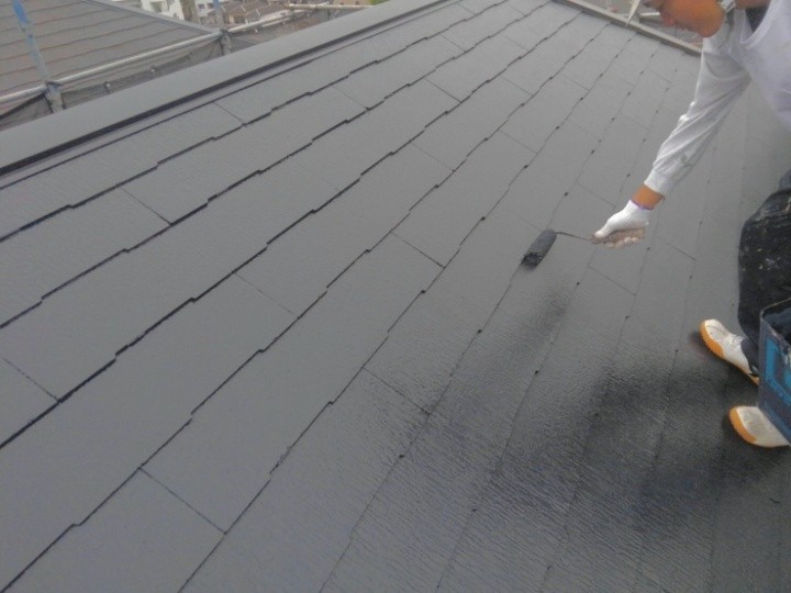 屋根の「上塗り」作業