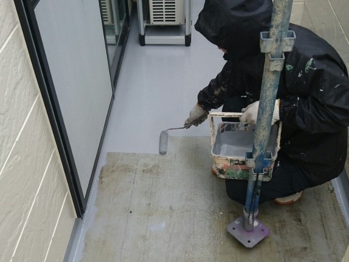 トップコートを用いたベランダの塗装作業