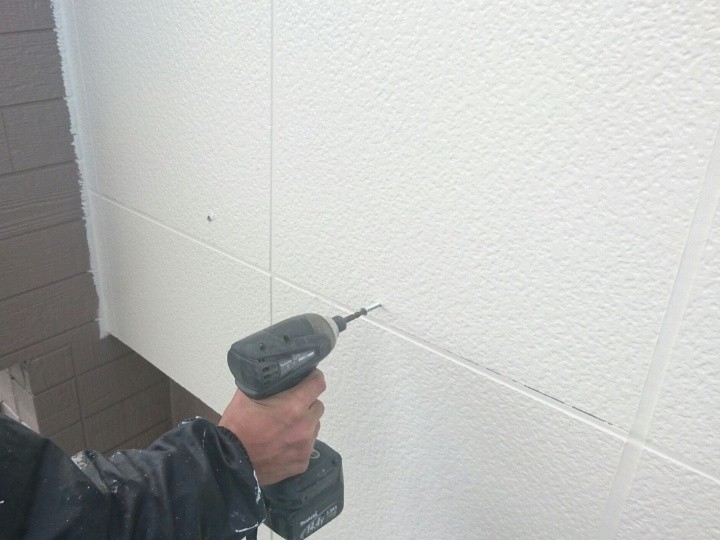 サイディングのひび割れ補修作業