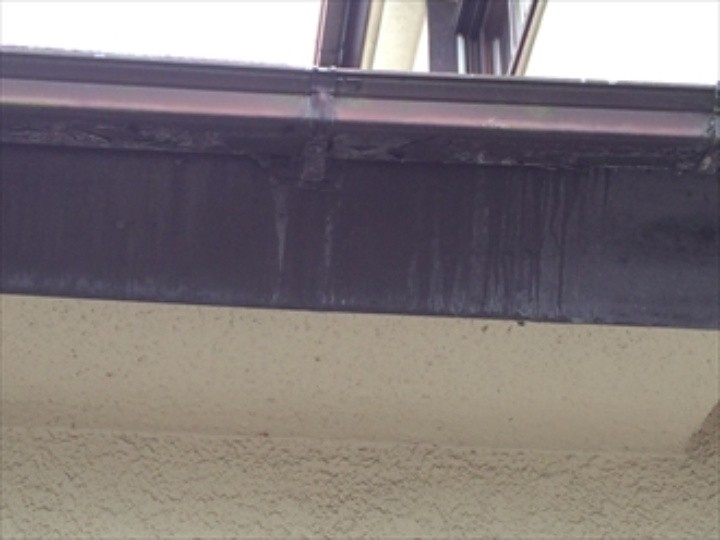 破風板には長年の汚れが蓄積