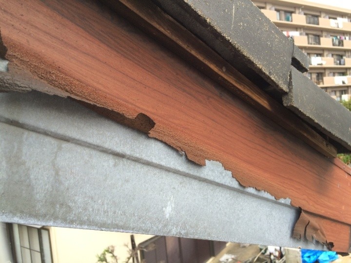 木目の塩ビシートが巻かれた破風化粧部分が熱により溶けた状態