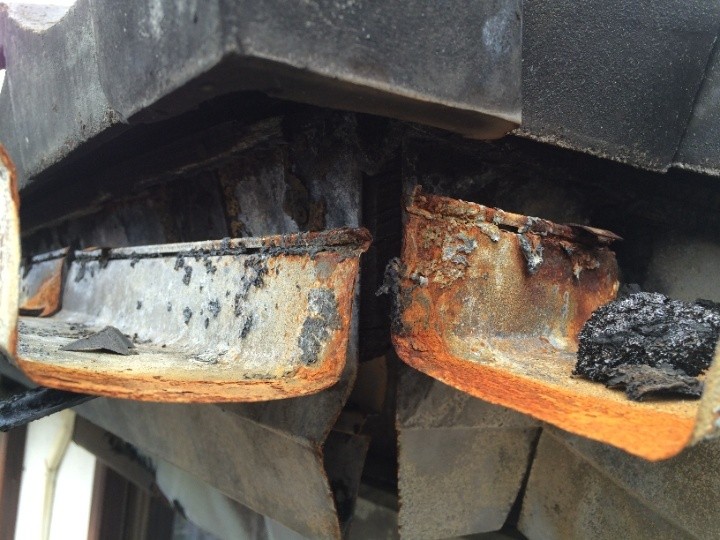 鉄製の軒樋は焼けてしまい使用できない状況
