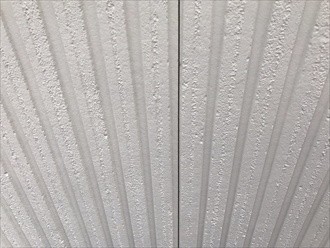 継ぎ目もコーキング材で防ぐ作業工程