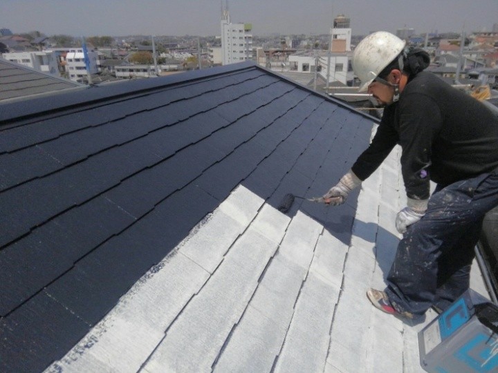 屋根の「中塗り」作業