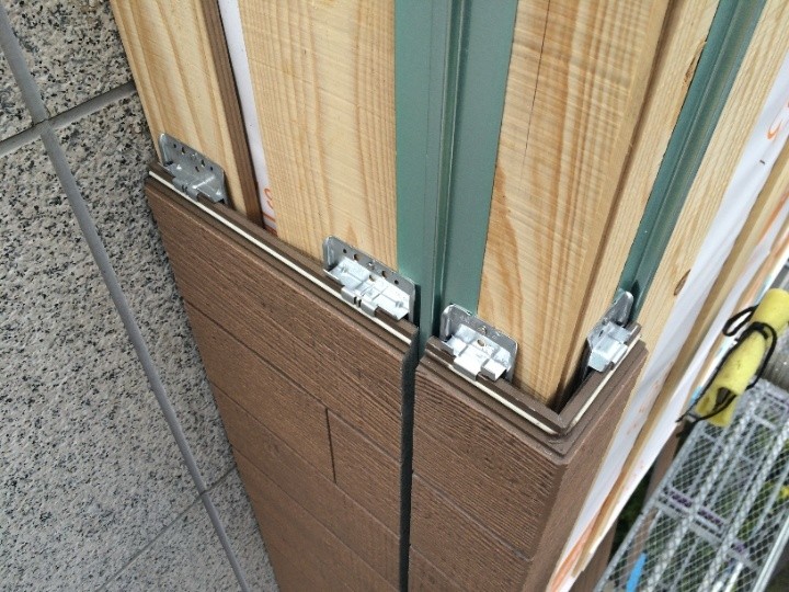 金具止め工法する作業風景