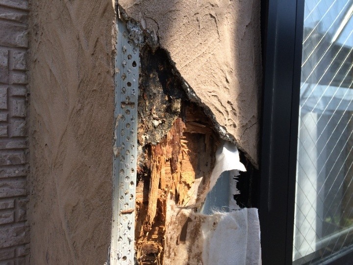 外壁材の撤去作業する工程