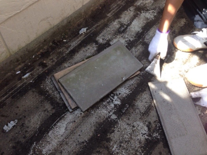 ベランダの下地処理する作業風景