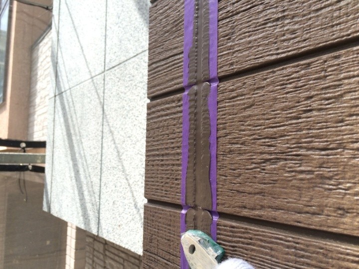 充填したシーリングをヘラで整える作業