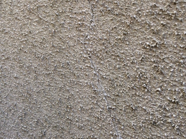 モルタル壁のひび割れ