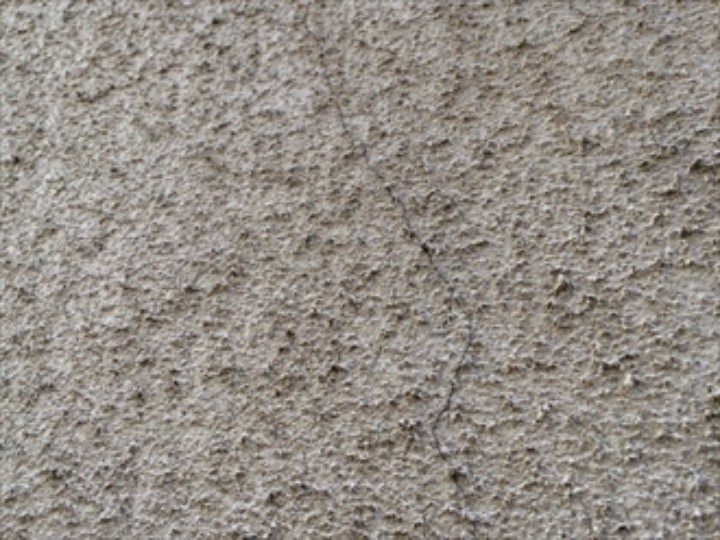 モルタル壁の亀裂