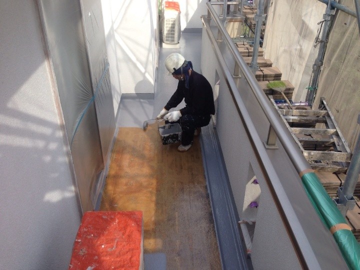 FRP専用トップコートを塗布