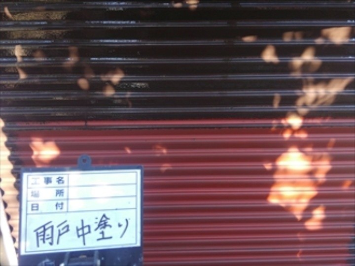 雨戸に中塗り