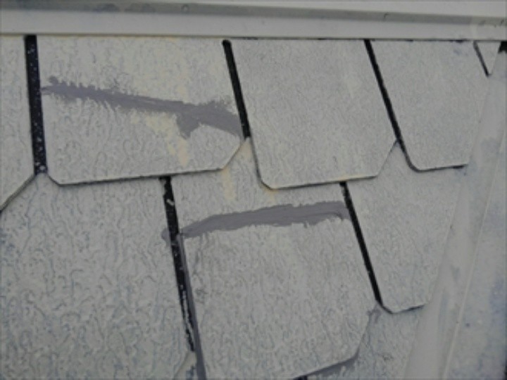 スレート瓦のひび割れ部分をモルタルで補修した後