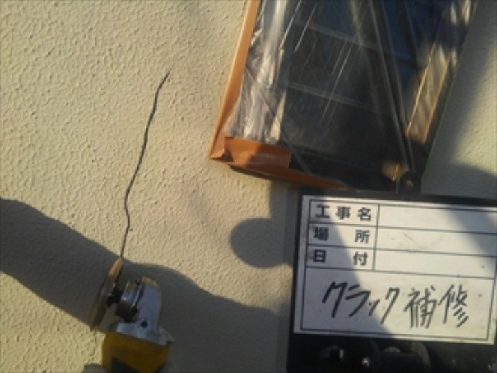 亀裂部分をサンダーで削って整える作業