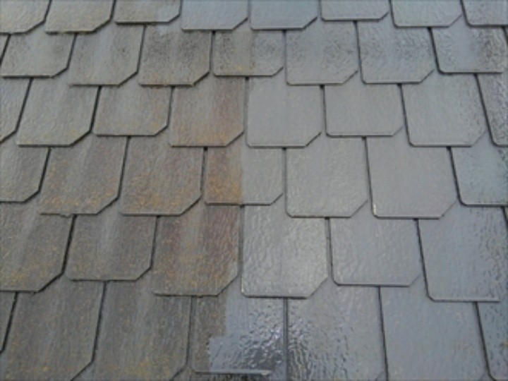 屋根の高圧洗浄する作業風景