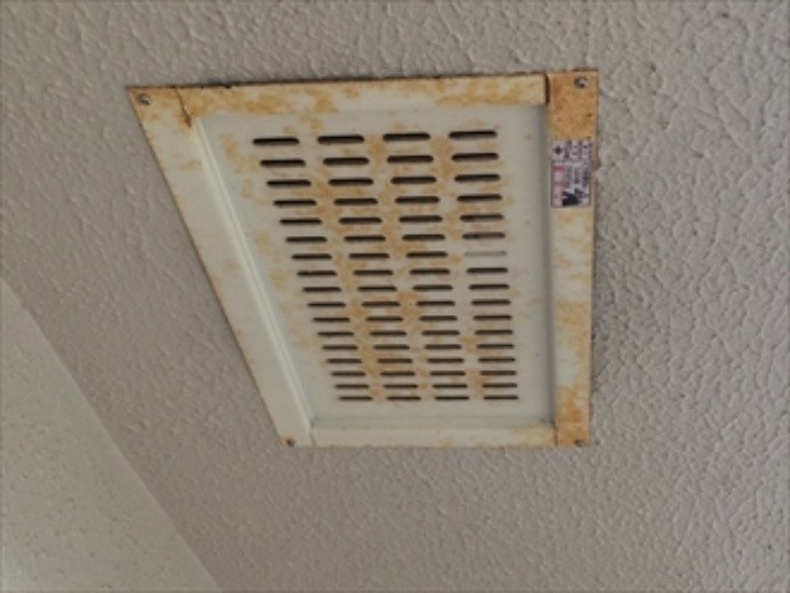 軒下の換気口に錆