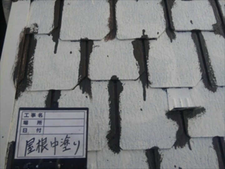 屋根塗装工事（中塗り）