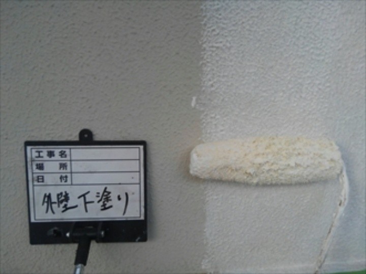 外壁の下塗り作業