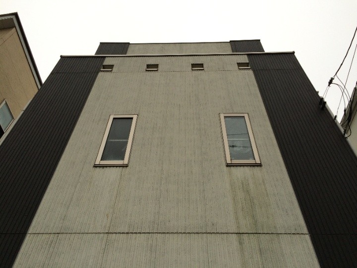 劣化したサイディング外壁の外観