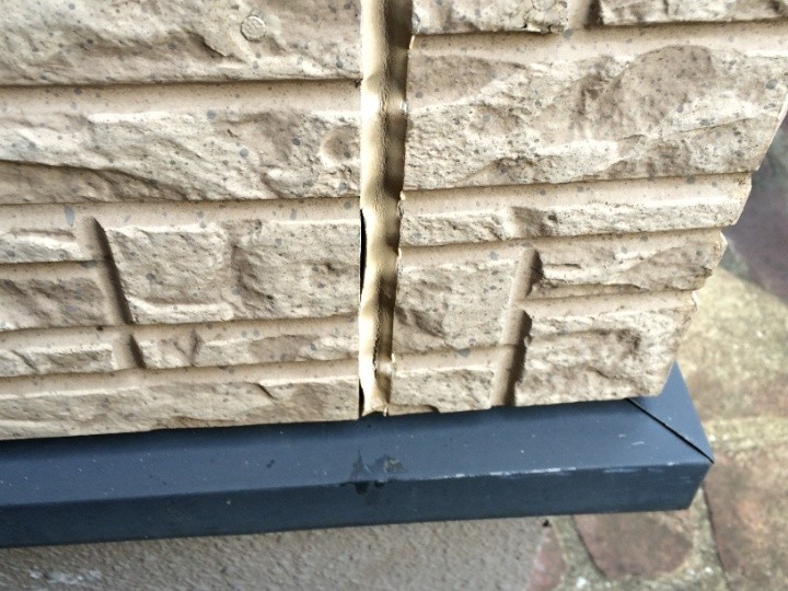 コーキングがよれた状態