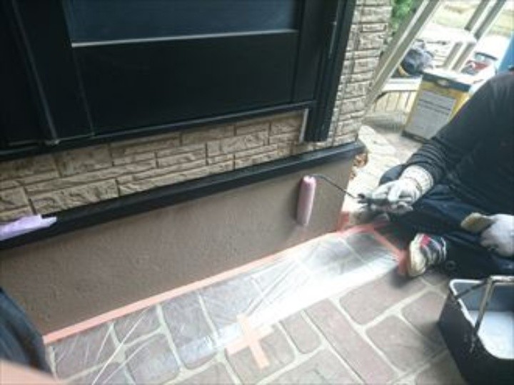 外壁の「下塗り」作業