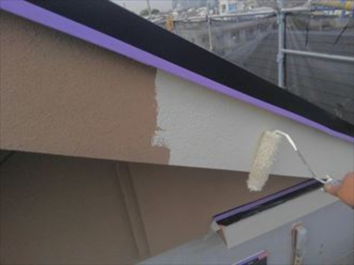 破風板の塗装作業