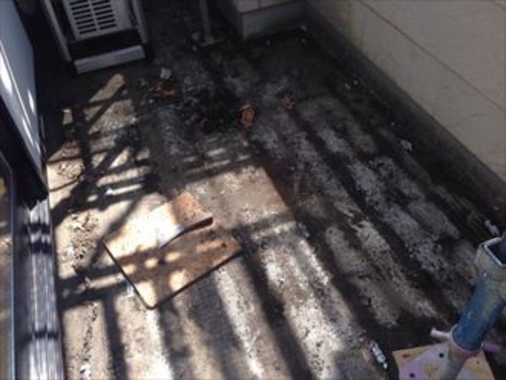 タイルの剥がし作業後のベランダ