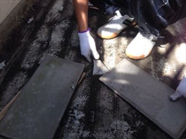 タイルの剥がし作業