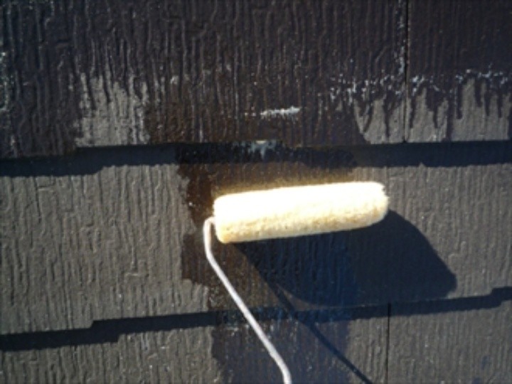 下塗り材は「シリコンベスト強化シーラー」を塗布