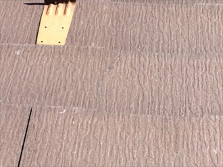 ひび割れが発生した化粧スレート屋根