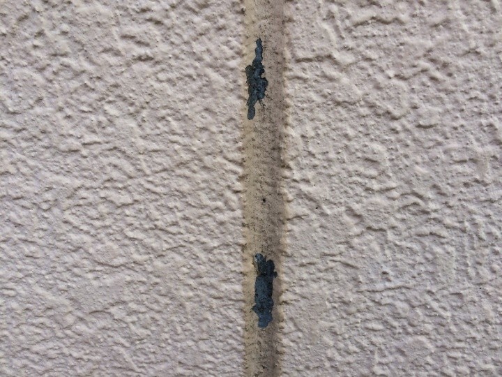 シール表面の塗膜が剥がれてシール自体が露出している状態