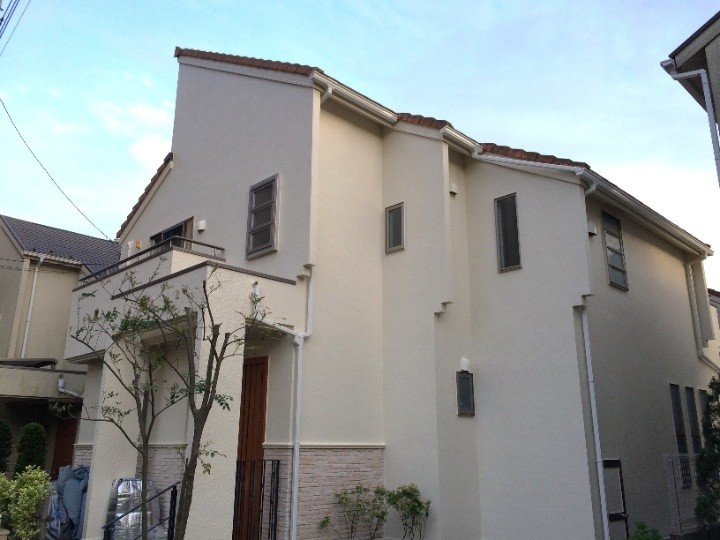 リシン吹付けモルタル壁の塗り替え工事が竣工した住宅