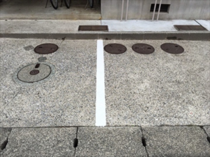 両端のテープを剥がして路面塗装工事完工