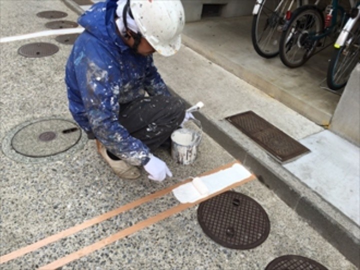 専用塗料を塗布（１回目）