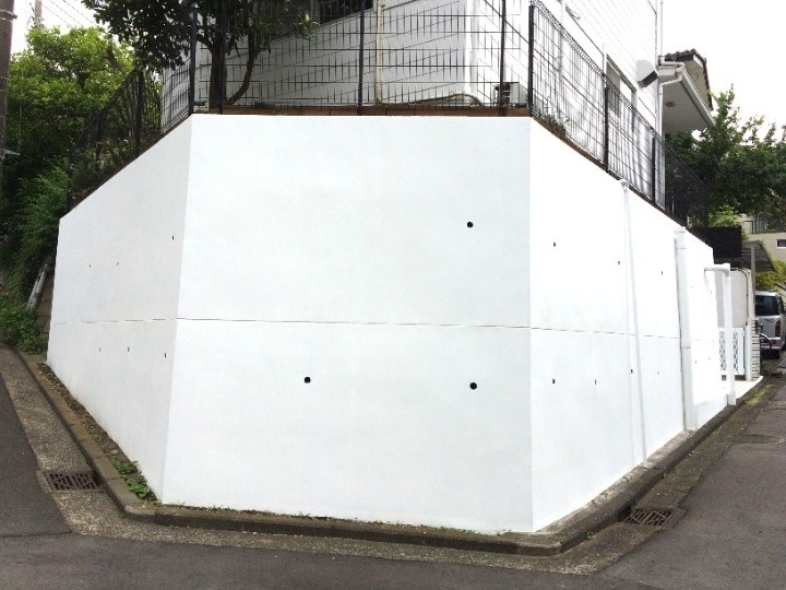 ＩＰヨウヘキコートを用いた擁壁塗装工事が完工した住居