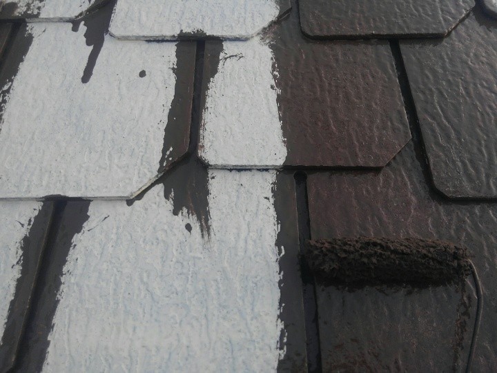 屋根塗装工事（中塗り作業）