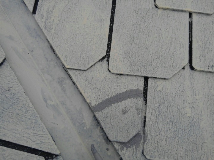 スレート瓦のひび割れ部分をモルタルで補修