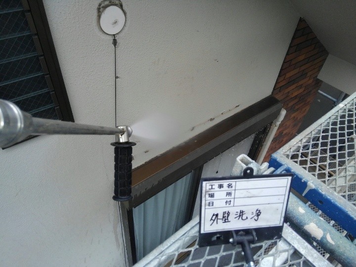 外壁の高圧洗浄する作業風景