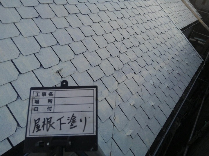 屋根塗装工事（下塗り）