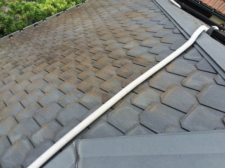 屋根に汚れが付着しスレートの表面も色褪せ