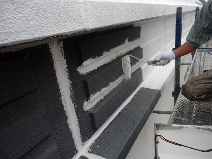 外壁の下塗り作業