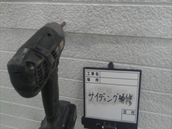 サイディングが浮いている箇所をビスで固定