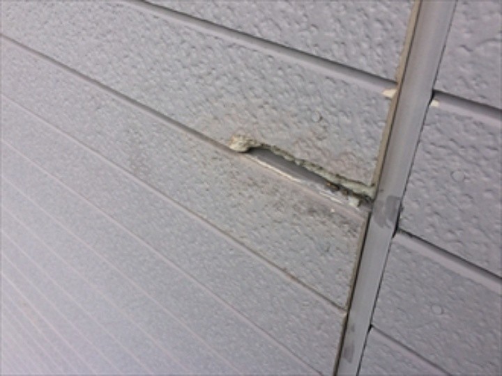 サイディングが大きく欠けた状態