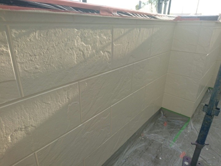 外壁の「中塗り・上塗り」作業後の状態