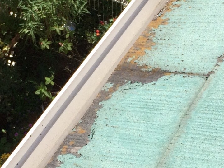 塗膜が劣化したスレート