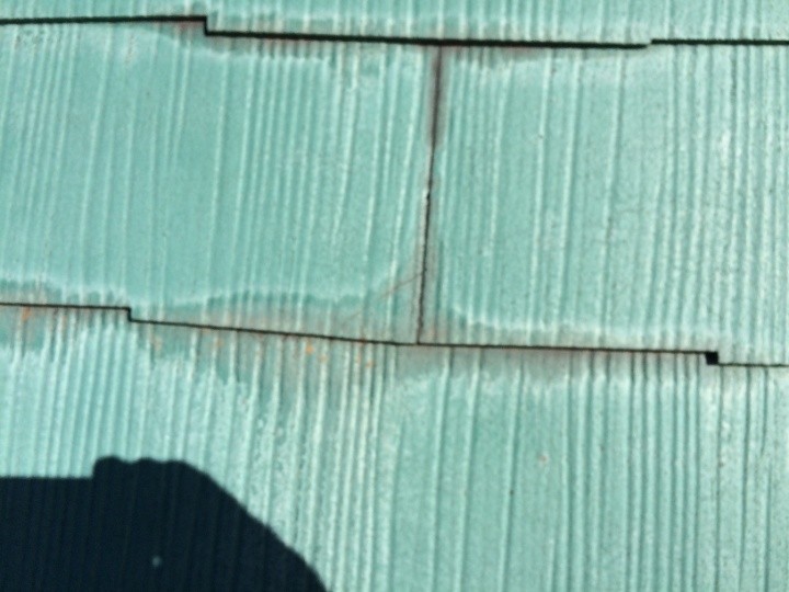 スレート瓦の重なり部分に塗膜が溜まり染みが出来ている状態