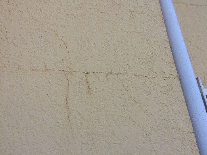 外壁のクラック（ひび割れ）現象