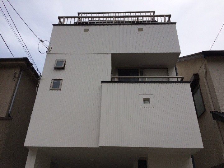 パーフェクトトップを用いた塗装工事後の住宅の外観