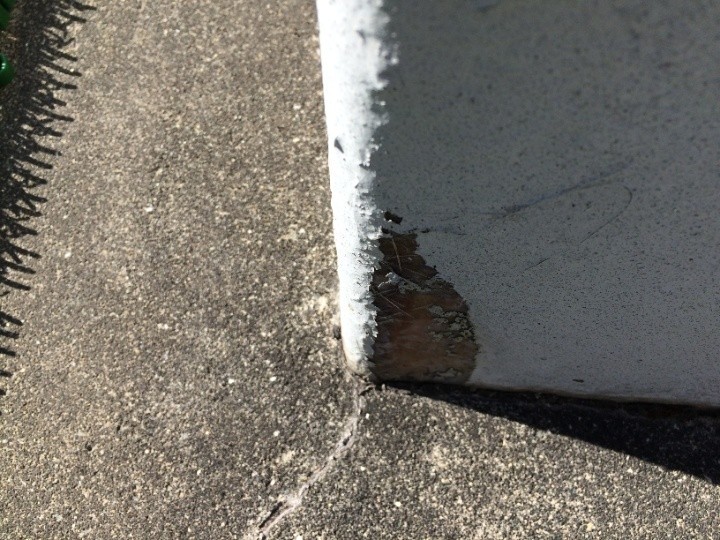 コーナー部が劣化してひび割れ