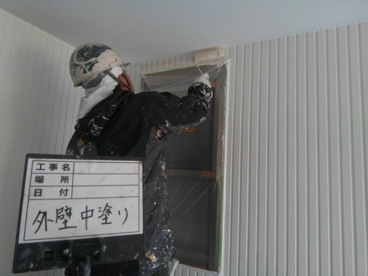 パーフェクトトップのND-370を用いた外壁の中塗りと上塗り